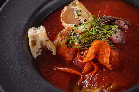 Томатный суп с ростбифом и пепперони