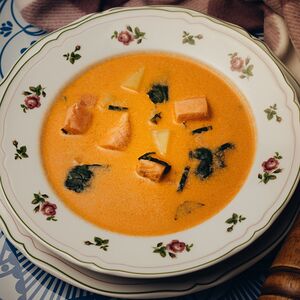 Горская уха с лососем и соусом биск