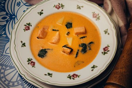 Горская уха с лососем и соусом биск