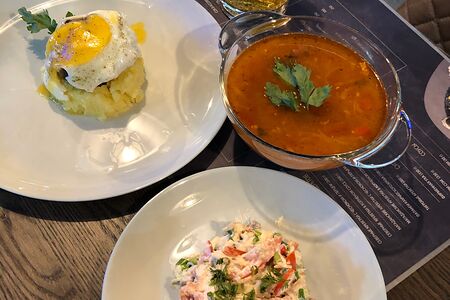 Суп Уха с фрикадельками, второе бифштекс с пюре и жареным яйцом, салат баварский с моцареллой, Напиток дюшес