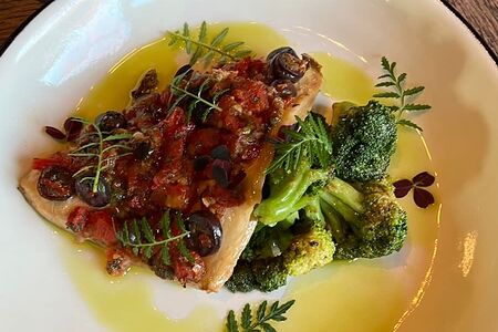 Дорадо с томатной сальсой и брокколи
