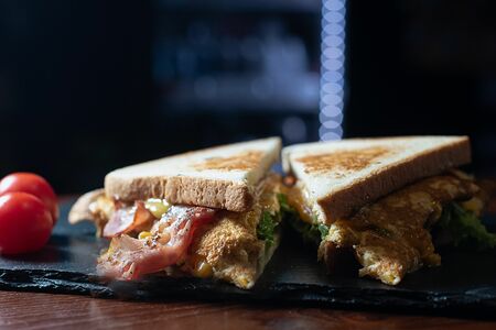 Сэндвич с беконом и омлетом