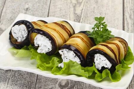 Рулетики из баклажанов с творожным сыром 