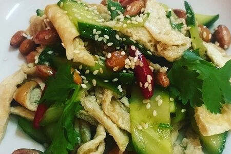 Китайский салат из огурцов и жареных яиц