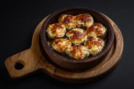 Шампиньоны под сыром