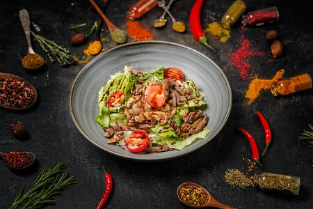 Теплый салат с говядиной и вешенками