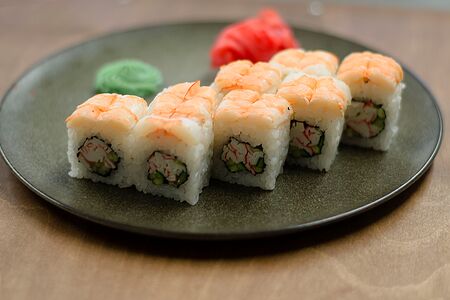 Ролл с тигровыми креветками