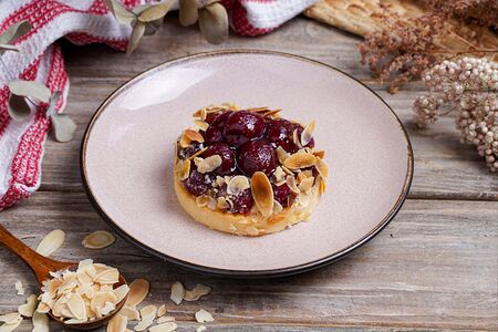 Корзинка с вишней