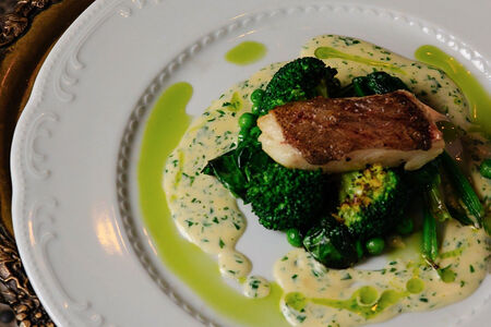 Палтус на гриле с зеленым горошком