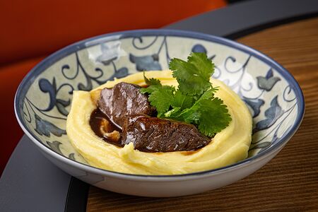 Томленые говяжьи щеки с картофельным пюре