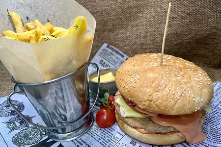 Бургер с курицей и картофелем фри