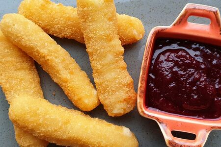 Сырные палочки с брусничным соусом