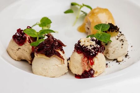 Ассорти паштетов из кролика, утки, копченого сома и печени цыпленка