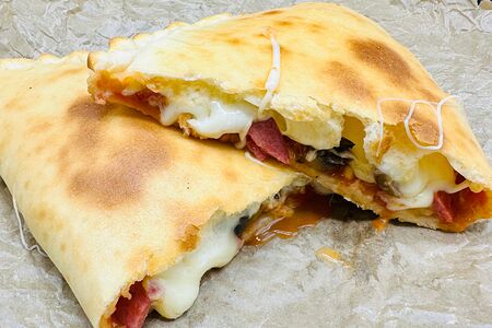 Кальцоне с сервелатом