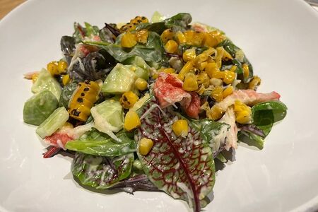 Салат с камчатским крабом, запеченной кукурузой и авокадо