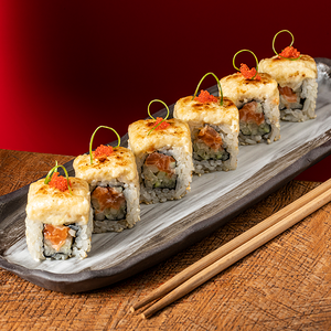 Запеченный ролл с лососем