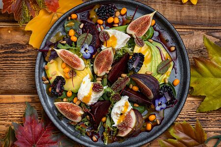 Салат с инжиром и печеной свеклой