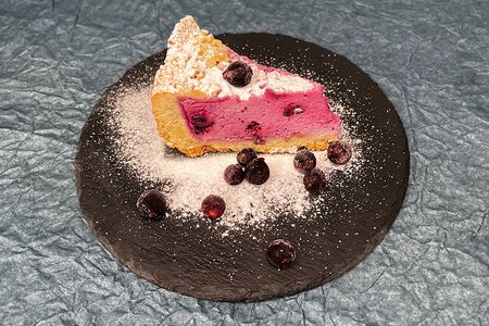 Тарт с творогом и черной смородиной