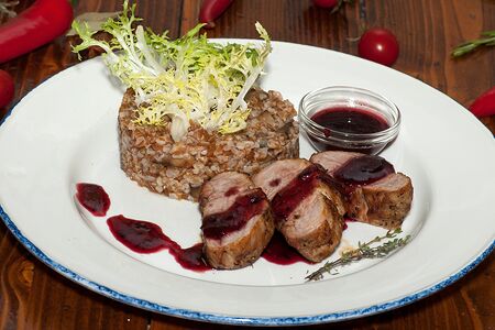 Медальоны из cвинoй вырезки с клюквенным соусом