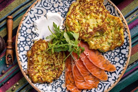 Оладьи из цукини с малосольной форелью