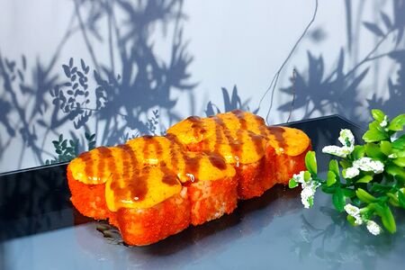 Ролл спайси с лососем