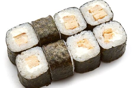 Маки с омлетом и сыром