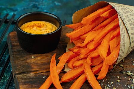 Батат фри с сырным соусом