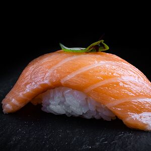 Суши с лососем