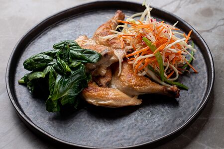 Жареный цыпленок корнишон с капустой и шпинатом