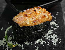 Запеченный гункан с лососем