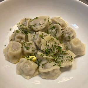 Пельмени мясные со сметаной