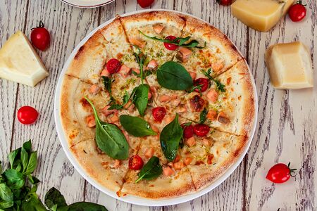 Пицца с лососем