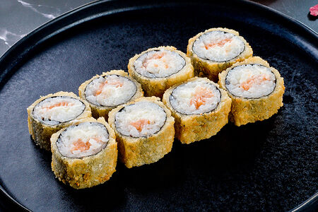 Жареный ролл с лососем