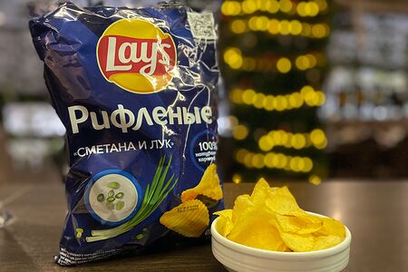 Чипсы Lays рифленые Сметана и лук