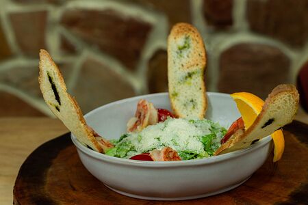 Салат Цезарь с креветками