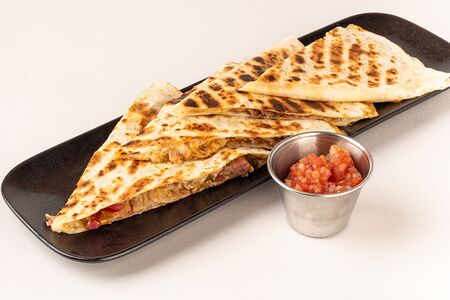 Кесадилья с рваной свининой