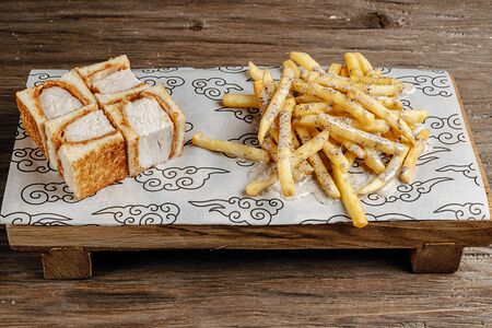 Сандо цыпленок с картофелем фри и трюфельным майо