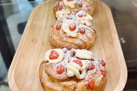 Профитроль клубничный