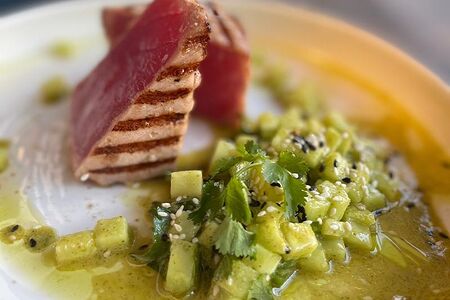 Стейк из тунца с огуречным тартаром