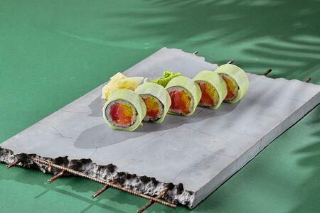 Фреш ролл с лососем, тунцом, такуаном и огурцом