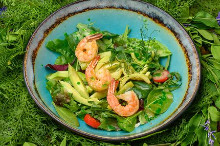 Салат с тигровыми креветками и цукини