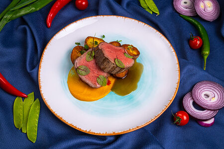 Медальон из говядины с запеченными томатами