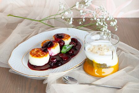 Сырники с ягодным соусом