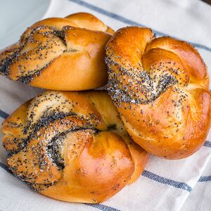 Булочка с маком