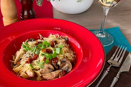 Тальятелле с цыпленком и грибами