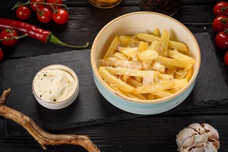 Картофель фри с копченым сыром и беконом