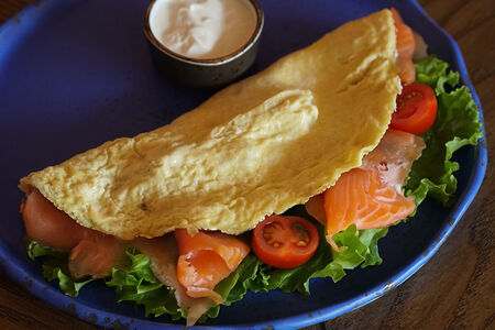 Омлет с лососем в сливочном соусе