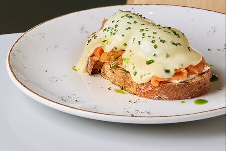 Яйца Бенедикт на чиабатте с голландским соусом и семгой