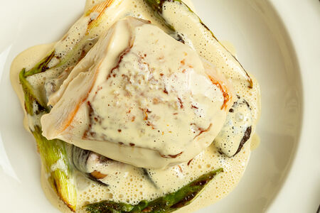 Куриная грудка со спаржей и соусом фуа-гра