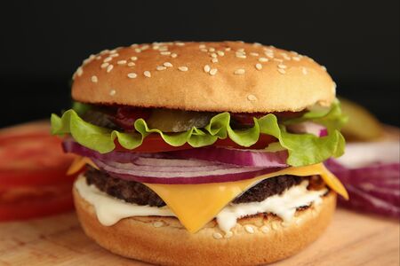 Бургер два сыра с говядиной